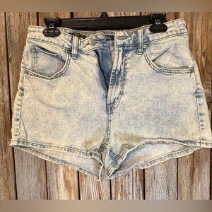 Wild Fable Highest
Rise Mom Jean Shorts Size 10
Light Blue/White Stretch
Cotton